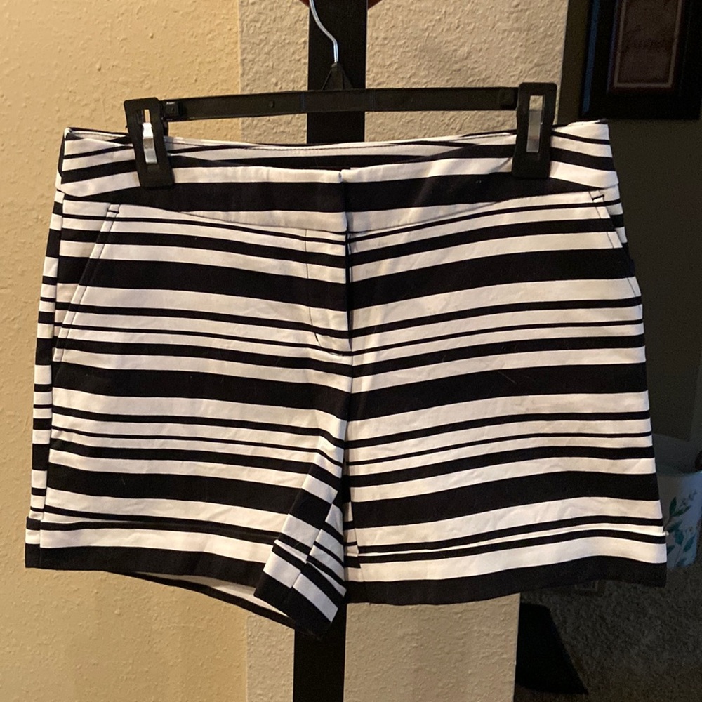 Apt 9 women’s shorts. Mid rise